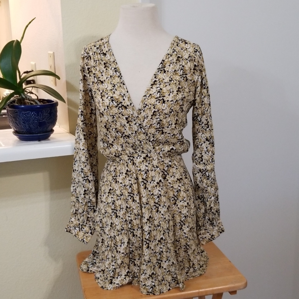 🐳7 for $20 Flynn Skye Yellow Floral Long Sleeve V Neck Top